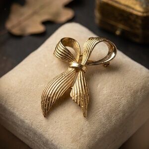 Vintage Signed GERRY’S Gold Tone Textured Ribbon Bow Brooch